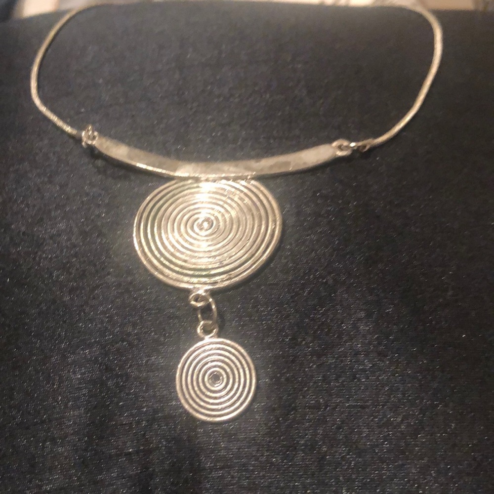 Metal swirl pendant necklace